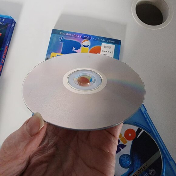 EUC 3 Disc Rio Collector's Set Blu-Ray + DVD + Digital Cop - Picture 8 of 8